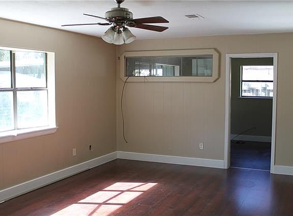 5th image of 1107 E Ave H