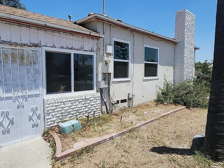 858 S Riverside Ave — Photo 2