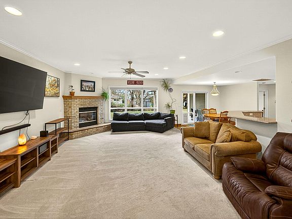 4th image of 884 Mendolia Way