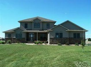 208 Linden Dr, Madison, SD 57042