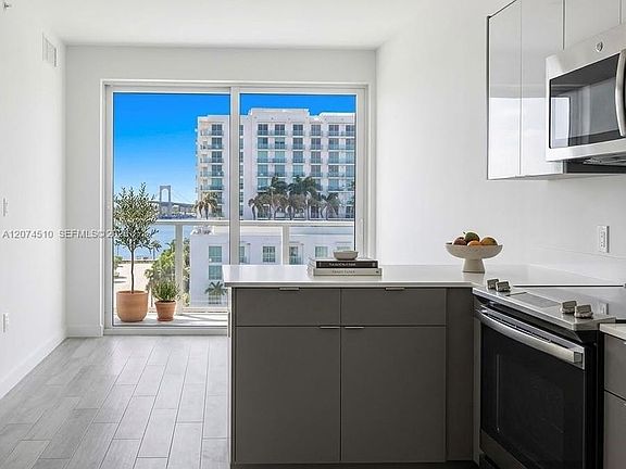 4th image of 321 NE 26th St #716