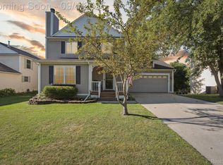 918 E Caroline St, Fenton, MI 48430