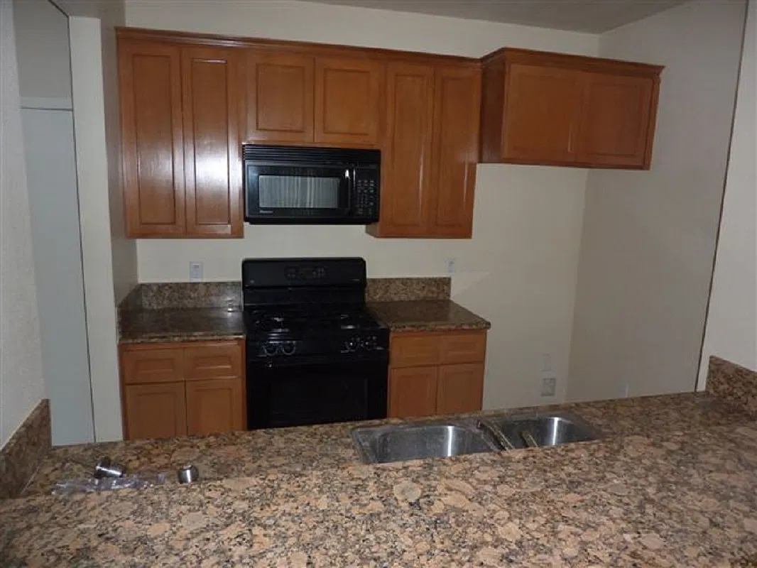 3 bed, 2.5 bath, 1585 sqft, $3,250 — Photo 3