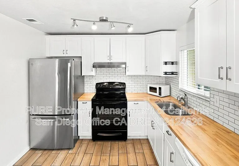 11305 Avenida De Los Lobos #C — Photo 12