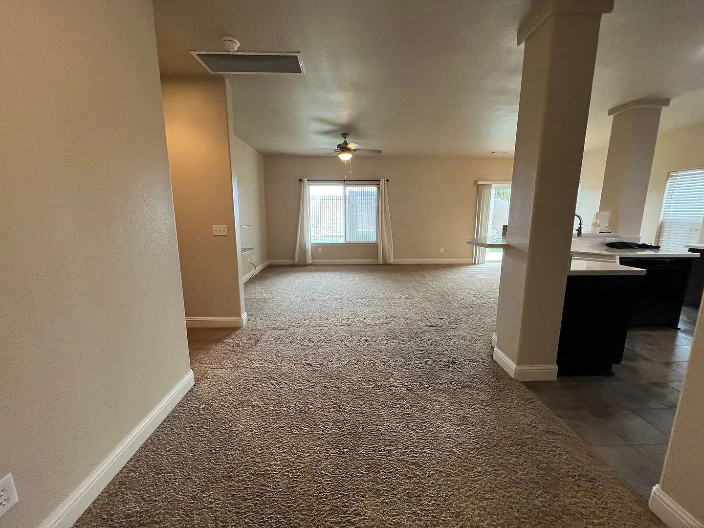 Beautiful 3 bedroom 2 bath home in Red Bluff near Schools & Shopping — Photo 2