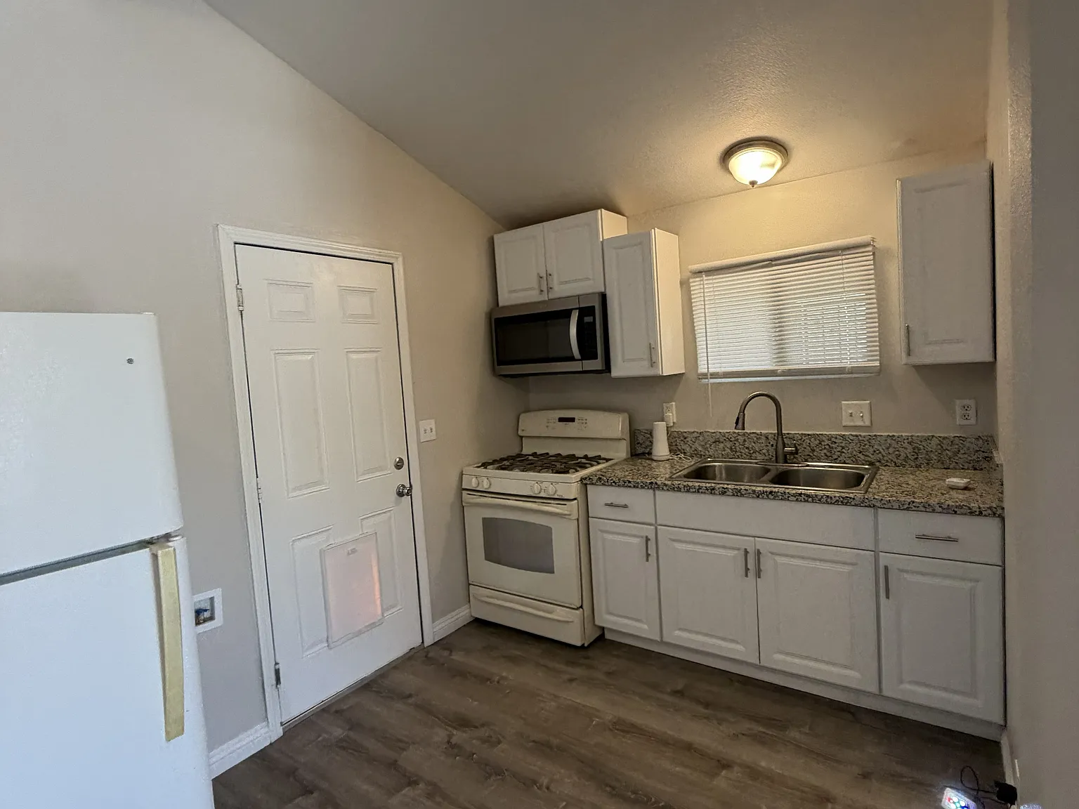 1 bed, 600 sqft, $975 — Photo 2