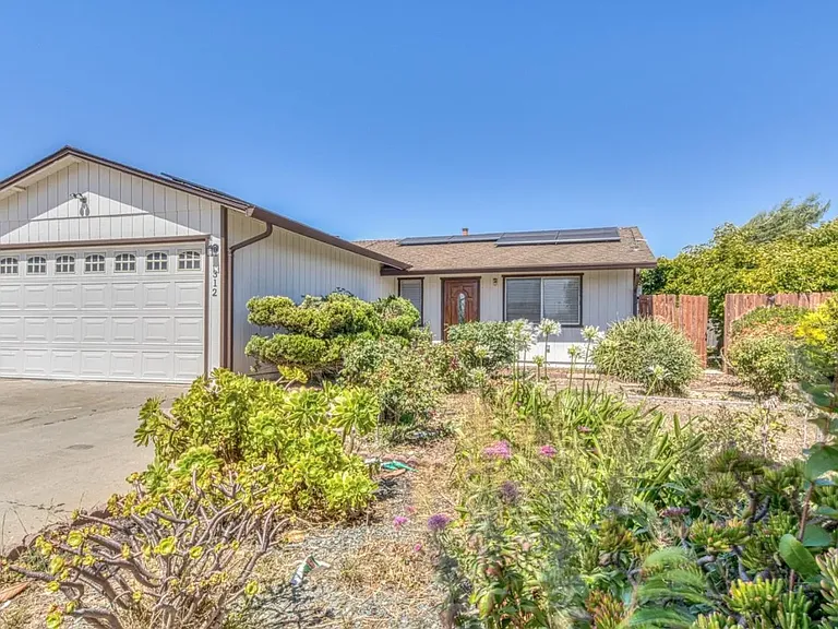 312 Grace Cir — Photo 2
