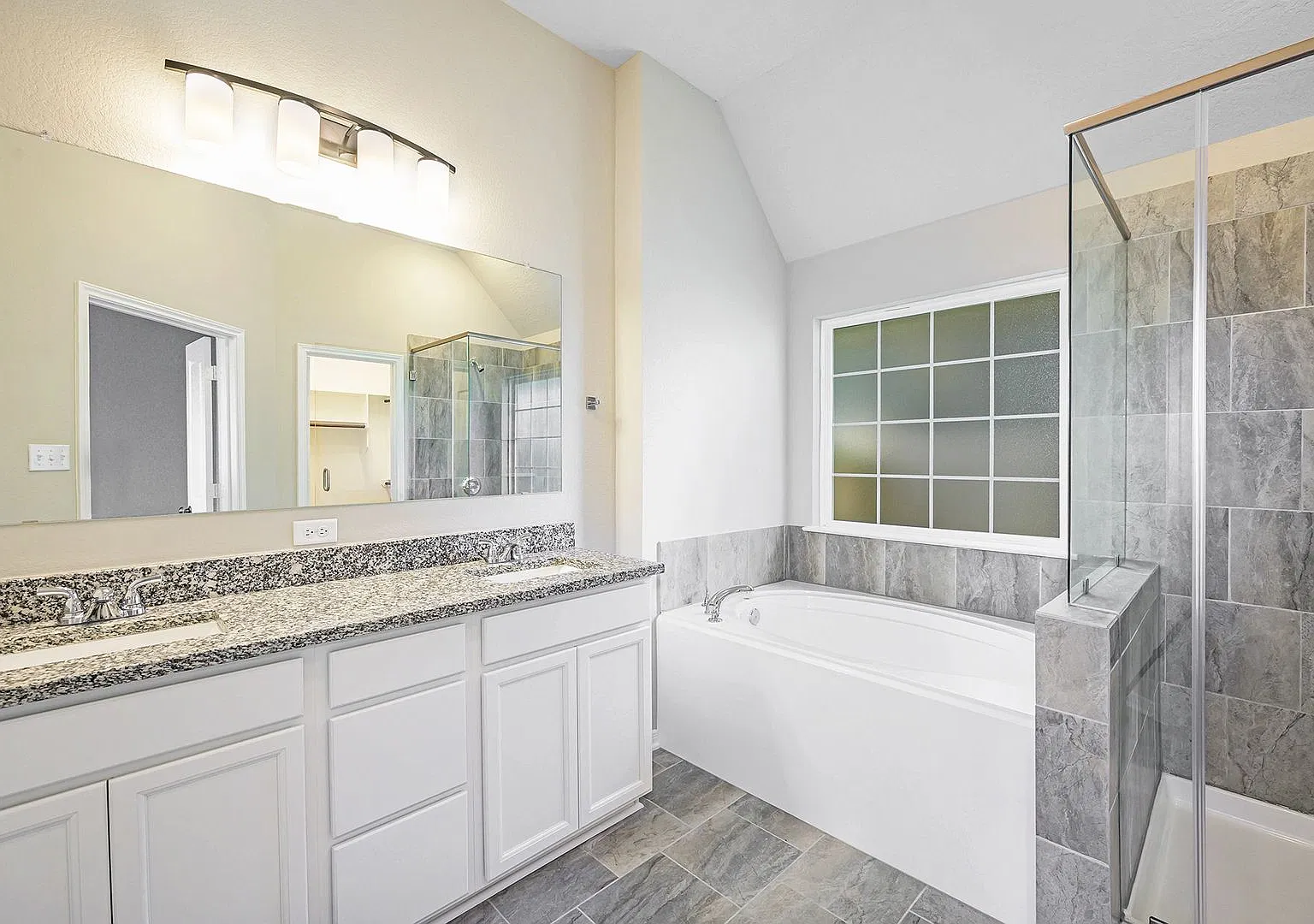 Sterling Ridge 3/2 with new paint & flooring — Photo 4