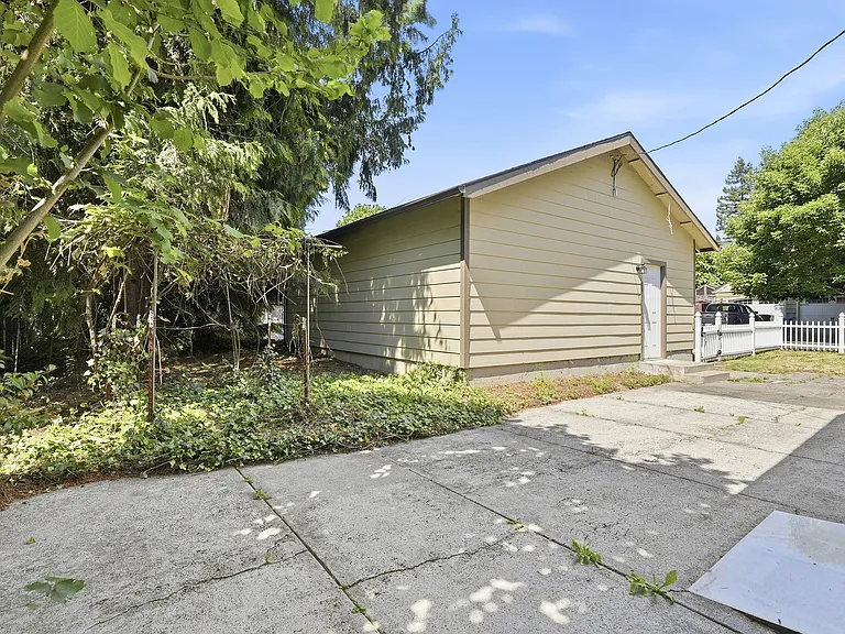 Detached garage