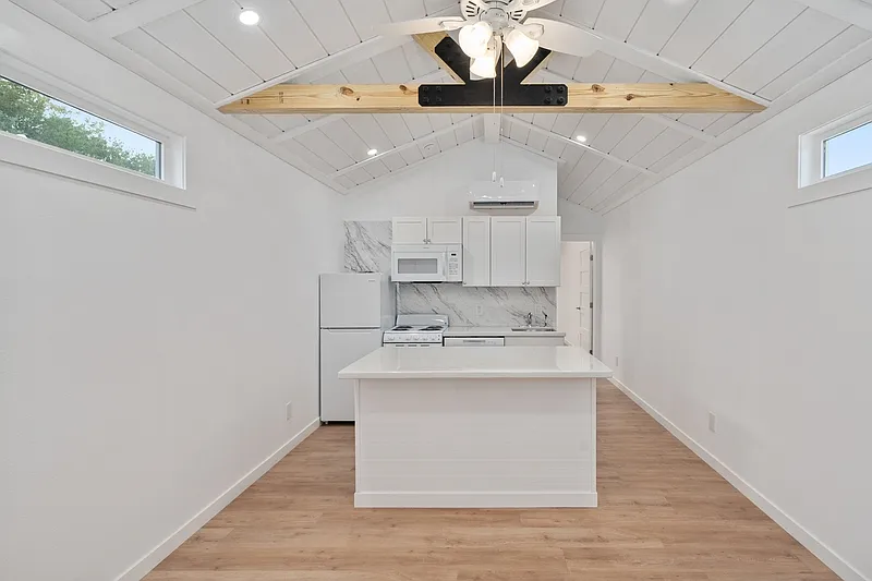 1 bed, 1.0 bath, 400 sqft, $1,071 — Photo 2