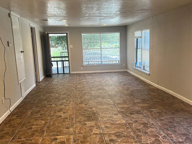 6405 Torres St — Photo 2