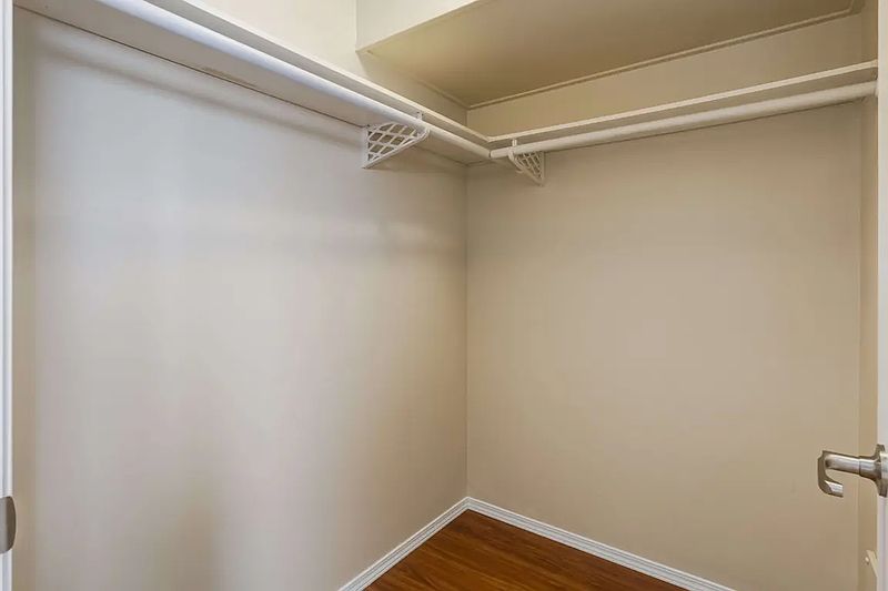 Edmonton Apartment for rent - 2 Bedrooms — photo 13