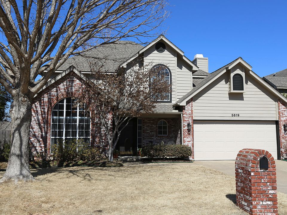 Fabulously updated home on cul de sac street in Jenks Schools!