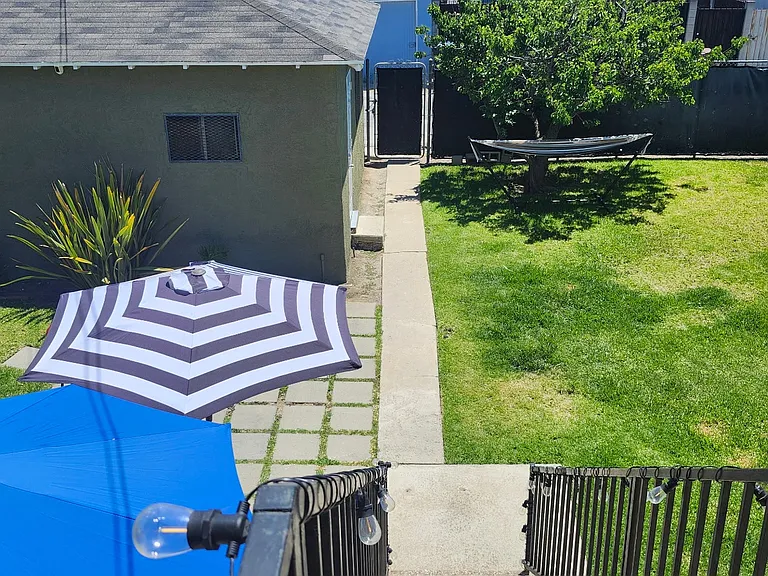 10220 S Van Ness Ave — Photo 18