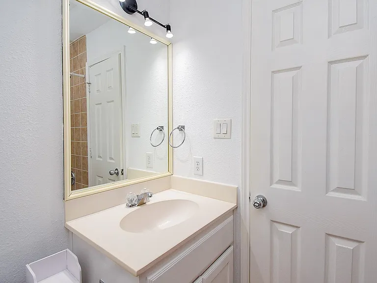 2202 Naomi St #3 — Photo 38