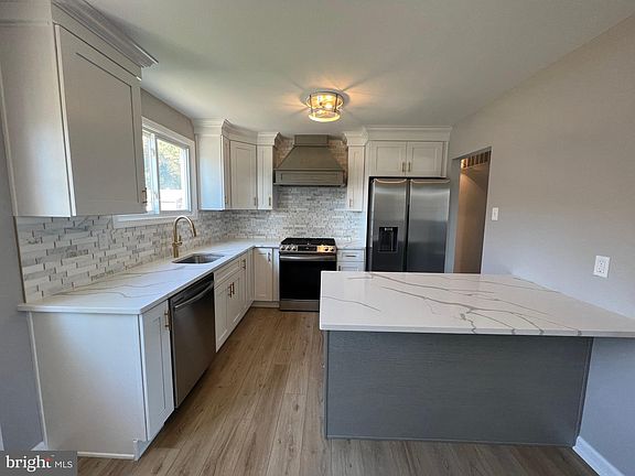 3rd image of 725 Lois Dr
