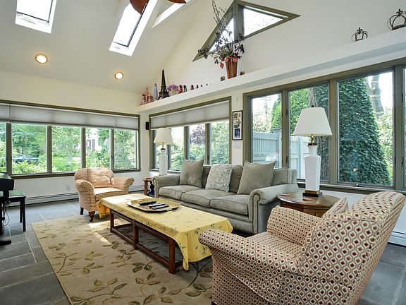 4th image of 12 Polly Ln