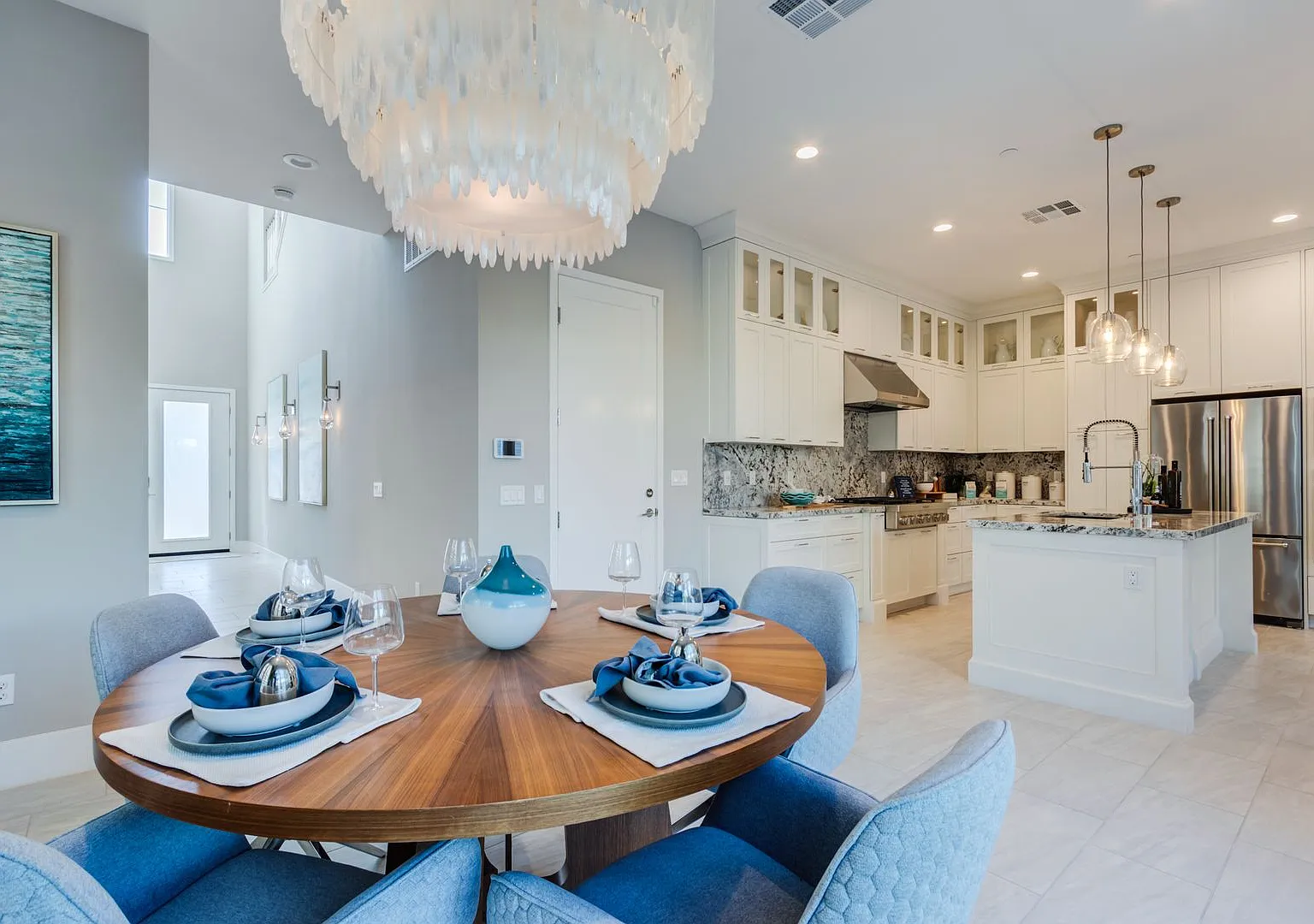 Introducing a stunning 4 bedroom, 4.5 bathroom fully furnished home — Photo 4