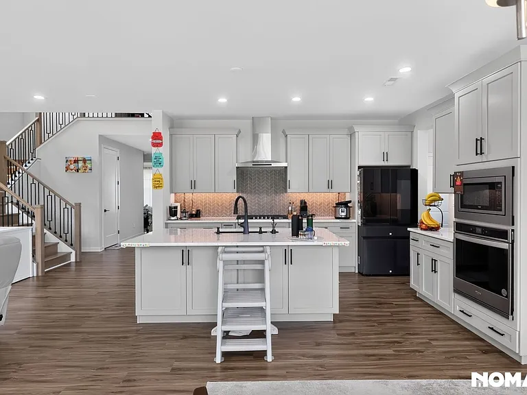 1138 E Lock Rd — Photo 6