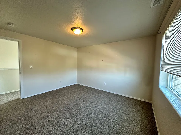 533 Derby St SE — Photo 8