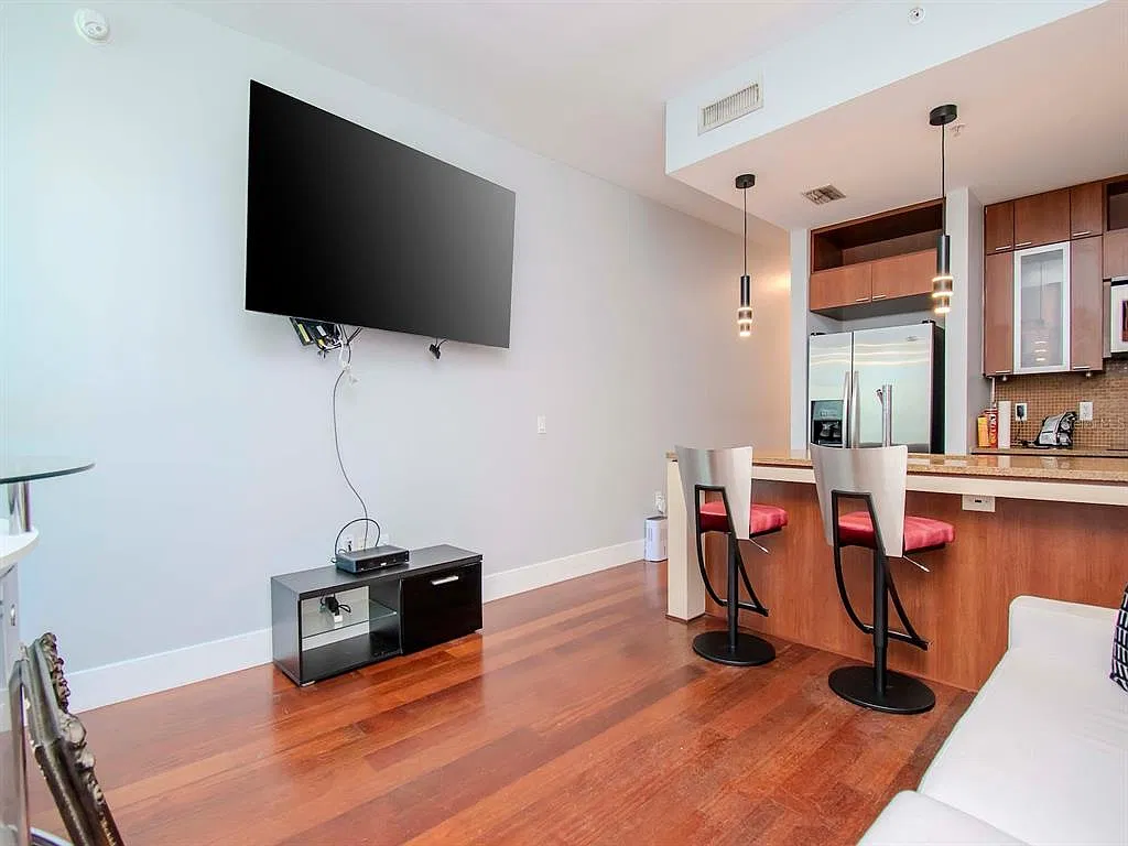 Studio, 1.0 bath, 606 sqft, $2,100 — Photo 3