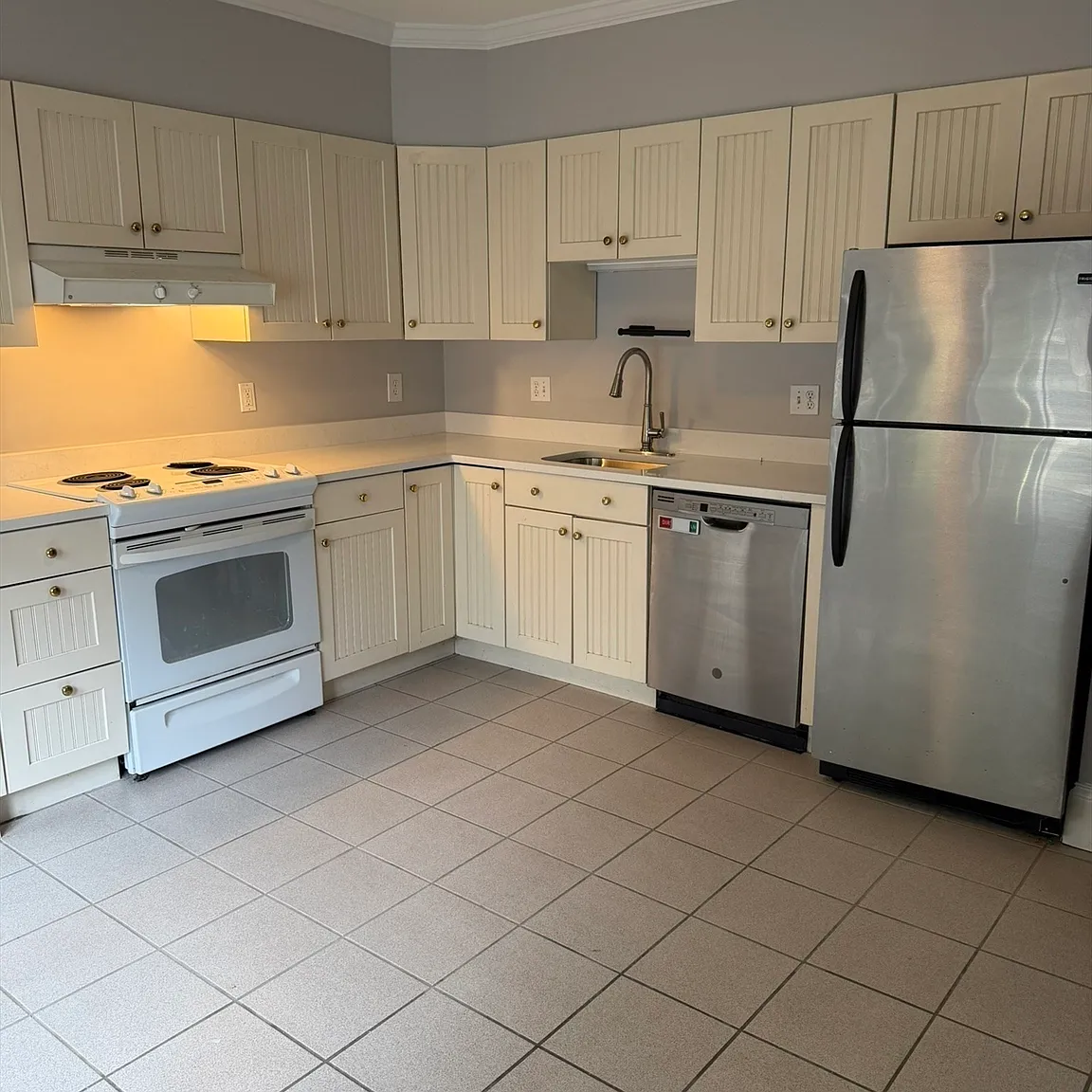 3 bed, 1214 sqft, $4,200 — Photo 3