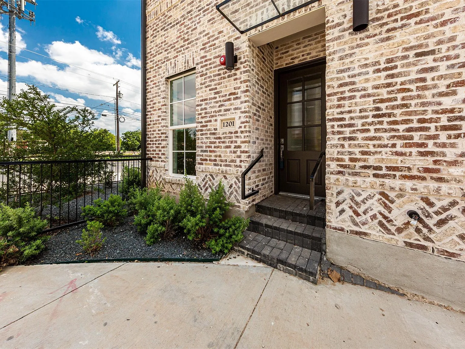 3 bed, 3.5 bath, 2338 sqft, $4,950 — Photo 1