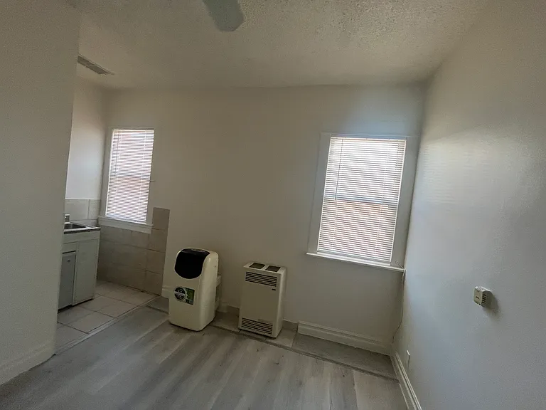 704 Hartford Ave — Photo 1