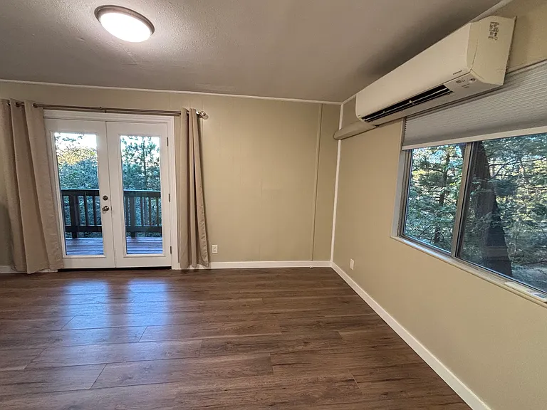 Living area with windows, light aqnd singing birds