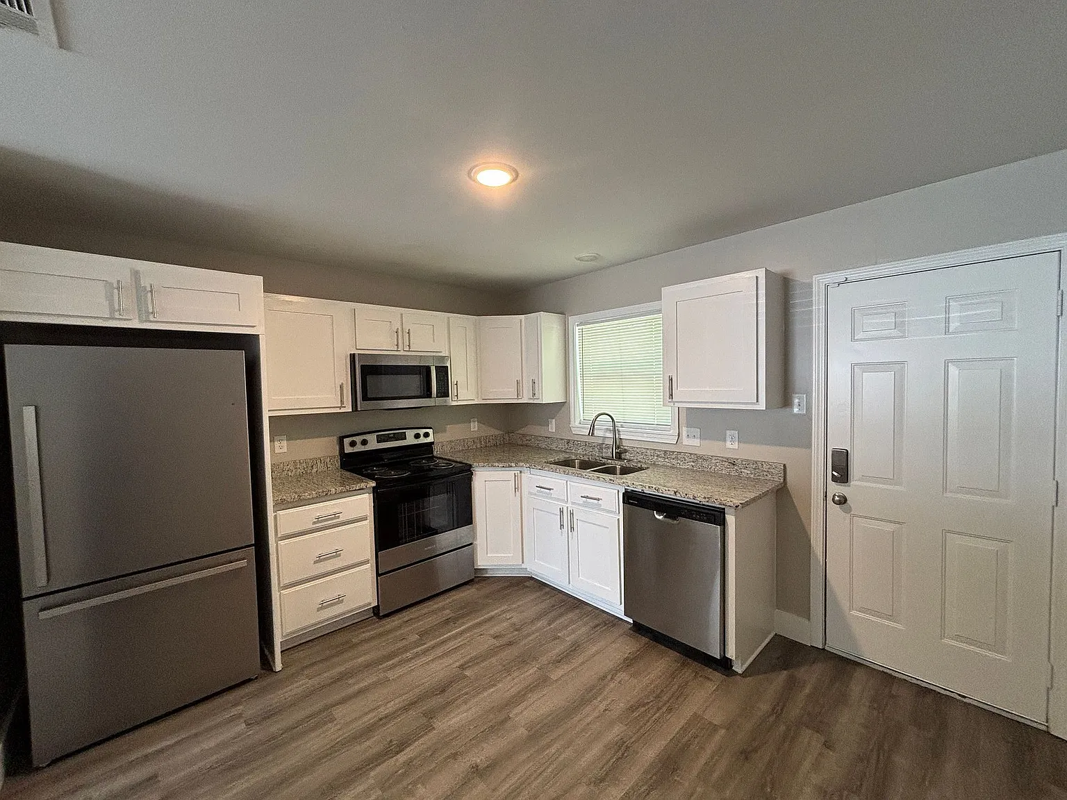 913 Ruth Ann Dr — Photo 2