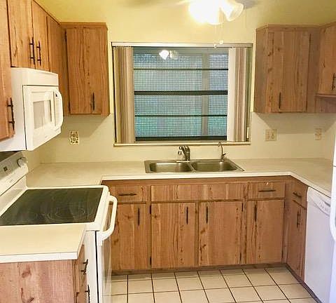 3rd image of 6111 Elsinore Cir