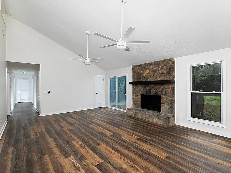 2506 Kingsley Dr NE — Photo 3