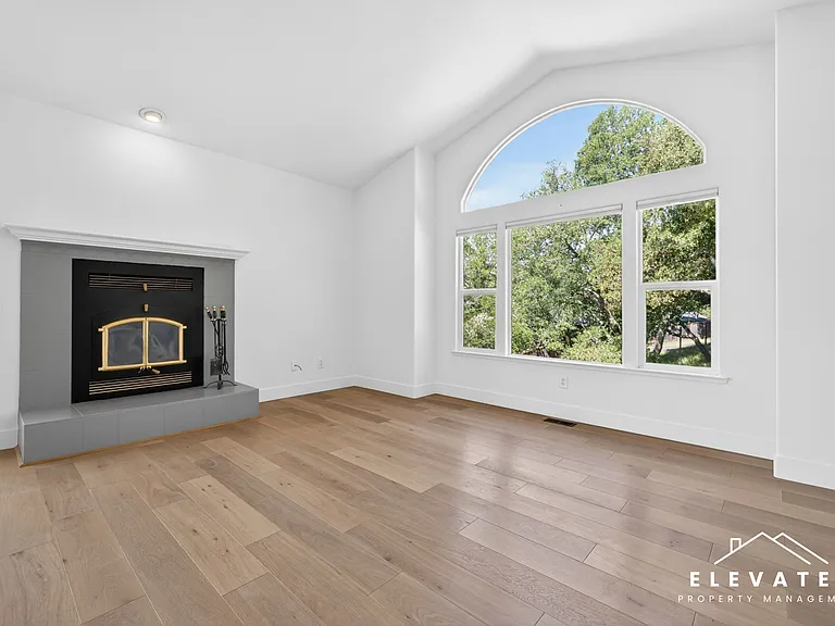 9400 Chalk Hill Rd — Photo 2
