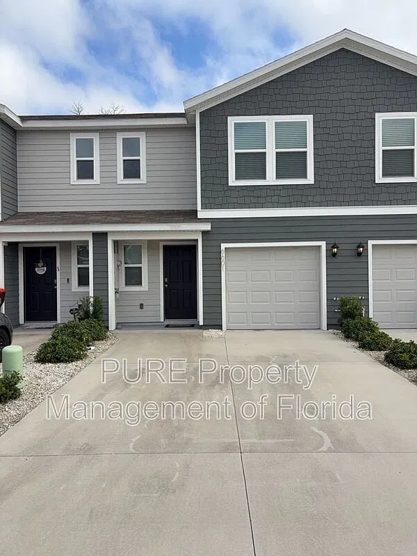 3 bed, 2.5 bath, 1505 sqft, $1,799 — Photo 1