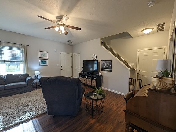 5th image of 908 S Creek Dr W