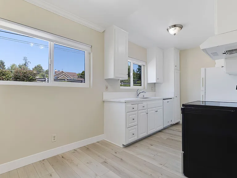 1690 E Hillcrest Dr — Photo 18