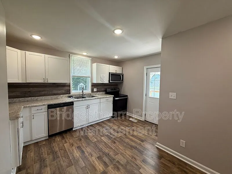 3 bed, 1.0 bath, 1200 sqft, $1,550 — Photo 2