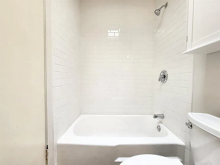618 W 51st St #101 — Photo 18