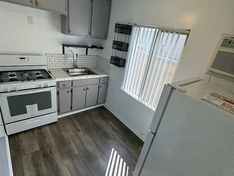 2116-2118 E Cesar E Chavez Ave — Photo 8