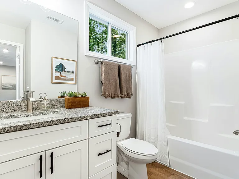 Upstairs full bathroom, generous sized tub, granite counters