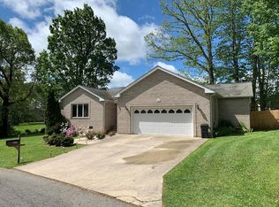 208 Vireo Ln, Mount Hope, WV 25880