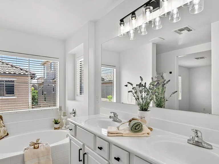 1672 E Elgin St — Photo 14