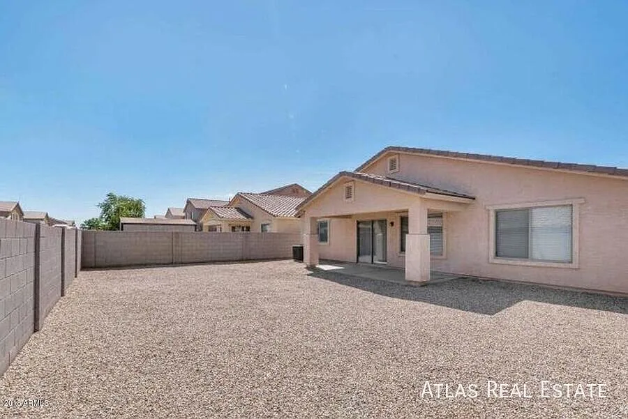 $600 Off First Months Rent!! Beautiful 4 bedroom with 3 car garage in Tortosa — Photo 3