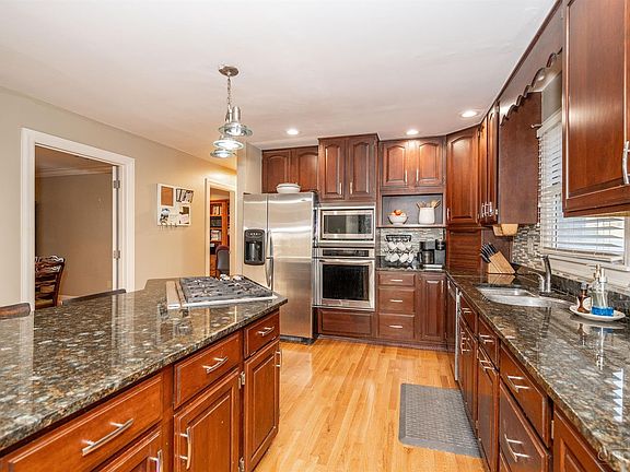 5th image of 764 Stonebridge Dr