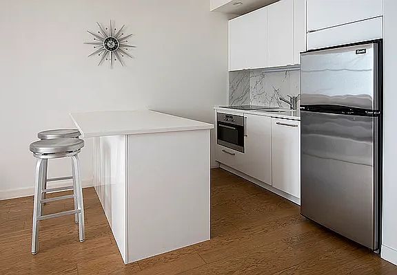 5th image of 150 W 51st St APT 906