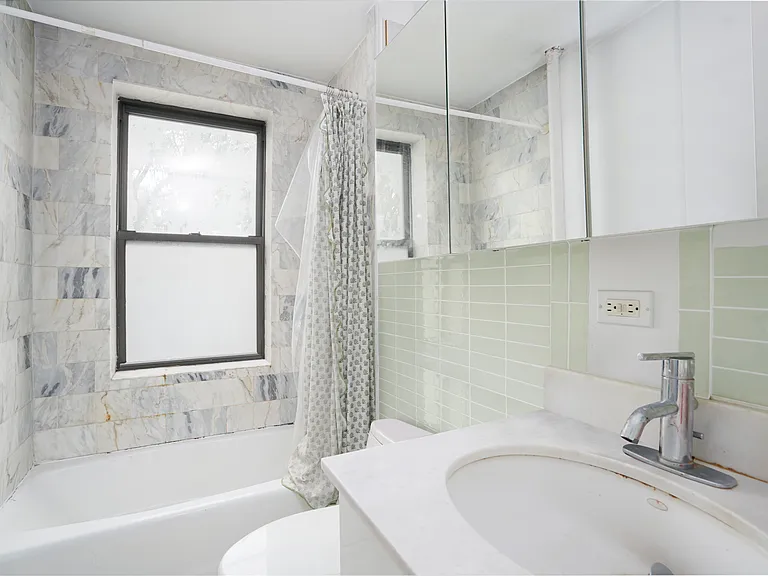 516 E 13th St #4 — Photo 5