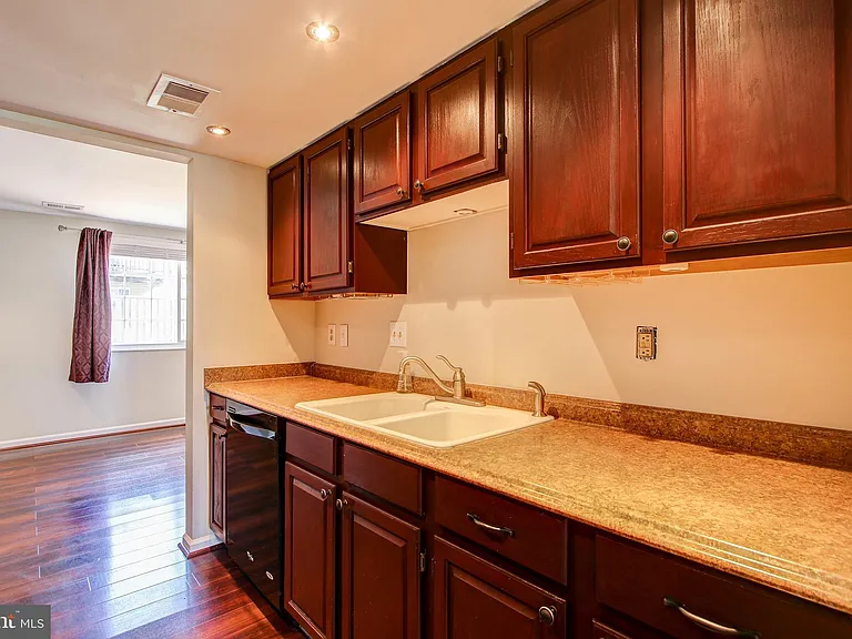 6324 Lightburn Ct — Photo 9