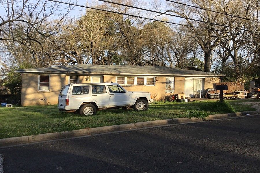 1st image of 601 E Lake Dr