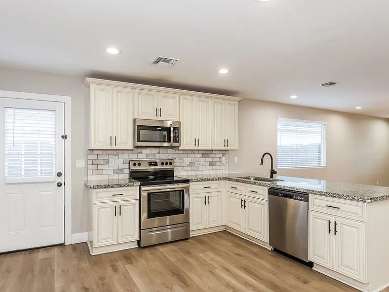 2321 W Mobile Ln — Photo 6