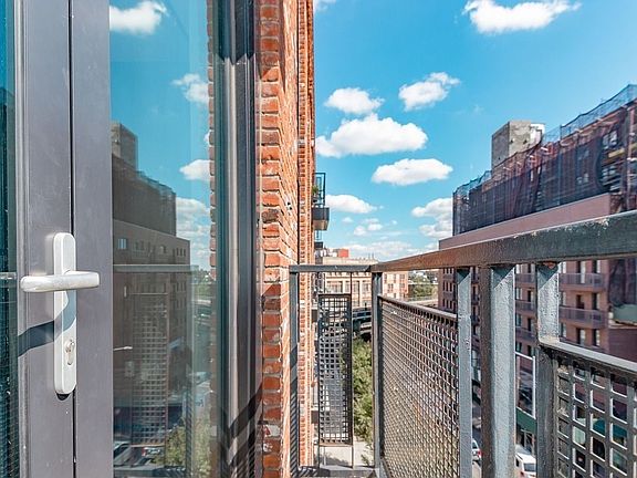5th image of 865 Willoughby Ave #5S